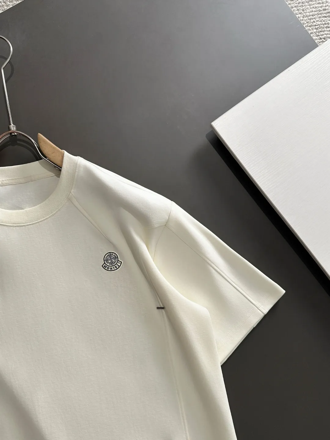 Next day shipment P300 High version Stone lsland/Stone Island 25ss spring and summer new high-end T-shirt Made with machines imported from Italy. Truly the most luxurious and high-quality style that you can wear with your eyes closed. Heavy combed fabrics. High-strength and heavy-weight fabrics feel substantial when weighed. The upper body is more textured than ordinary T-shirts and is not easy to deform. This texture can cope with the weather, absorb sweat and breathable, and is suitable for both hot and cold conditions! Perfectly produced with reference to the original stitch and stitch! The loose fit design is super noble. Custom-woven signature ribbed collar, cuffs, and hem. Really rare and rare goods Size: M-XXXL